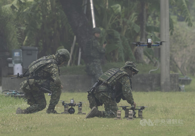 圖為漢光演習國軍官兵為無人機裝彈。（中央社檔案照片）