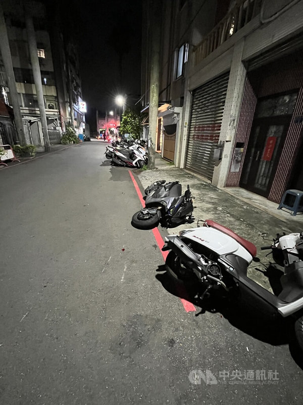 台中警方13日攔查一輛小客車時對方逃逸，過程中車輛擦撞多輛機車，還波及騎士導致受傷，警方逮人並在車上查獲毒品，依法送辦。（翻攝照片）中央社記者蘇木春傳真　115年8月14日