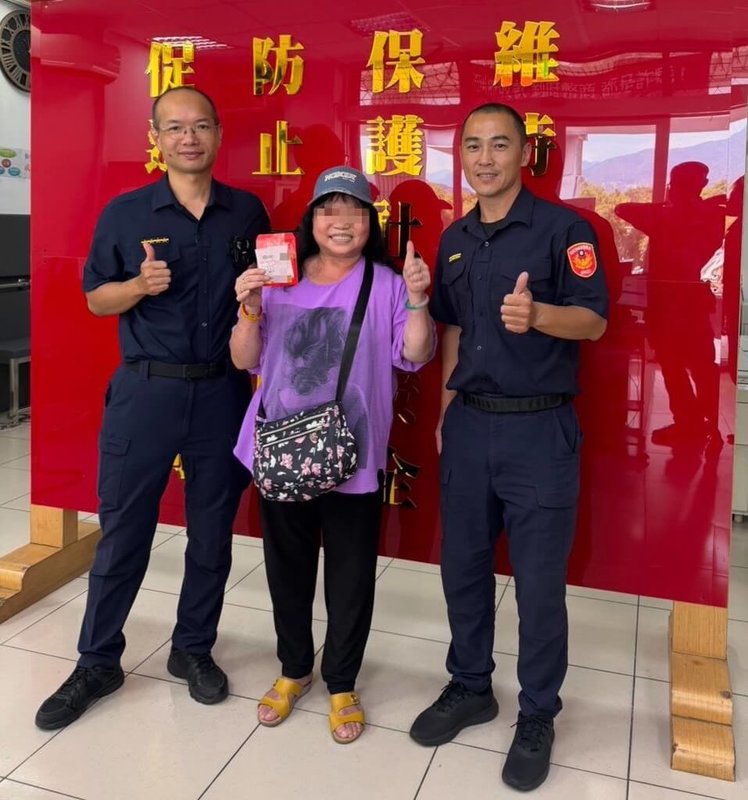 新北市新店區有民眾拾獲一張彩券，核對後發現中獎新台幣1萬2000多元。新店分局警方調閱監視器跨區追查，日前成功找到幸運失主並順利發還。（新店警分局提供）中央社記者曹亞沿傳真　115年8月14日