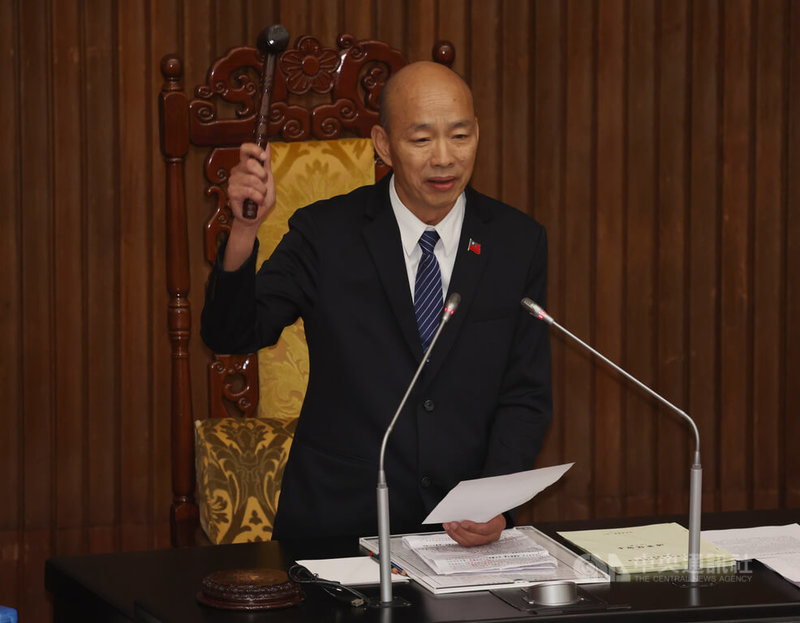 立法院會14日晚間三讀通過115年度總預算，原列歲出總額為新台幣3兆349億7437萬1000元，審議結果共計減列480億元。這也是中華民國史上最晚通過的總預算。圖為立法院長韓國瑜敲槌。中央社記者張新偉攝　115年8月14日