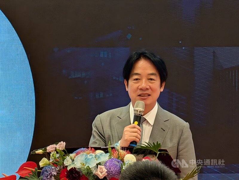 總統賴清德（圖）15日到台中出席中榮質子治療中心大樓開幕典禮，致詞時表示，政府推動「均衡台灣」，除完善交通、產業等建設，也要讓公共服務和醫療資源跟上區域發展。中央社記者蘇木春攝　115年8月15日