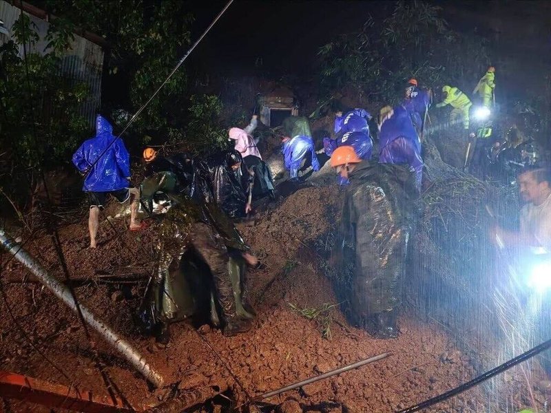 菲律賓接連受到颱風及西南季風影響，多地持續降下豪雨並發生土石流，截至15日已造成22人死亡。圖為菲律賓陸軍士兵9日在碧瑤市山區土石流現場執行搜救任務。（菲律賓陸軍提供）中央社記者林行健馬尼拉傳真　115年8月15日