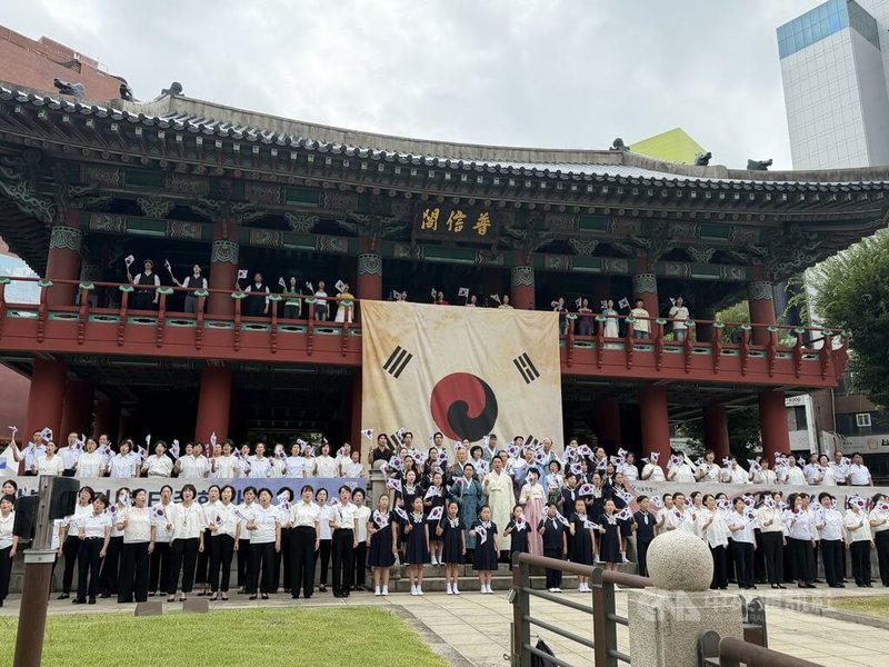 韓國15日迎來光復第81週年，首爾市在普信閣舉辦敲鐘活動，由獨立有功者後代等人敲鐘共33下，傳承光復精神。中央社記者楊啟芳首爾攝 115年8月15日