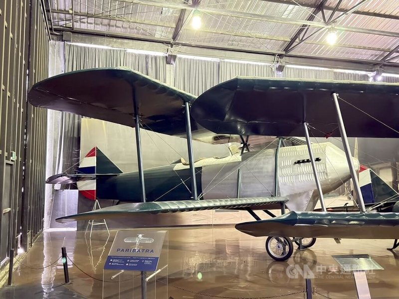 泰國皇家空軍博物館展示的輕型轟炸機，是首款由泰國自行設計、製造的飛機，象徵泰國早期發展自主航空工業的重要里程碑。中央社實習記者李思齊曼谷攝　115年8月15日