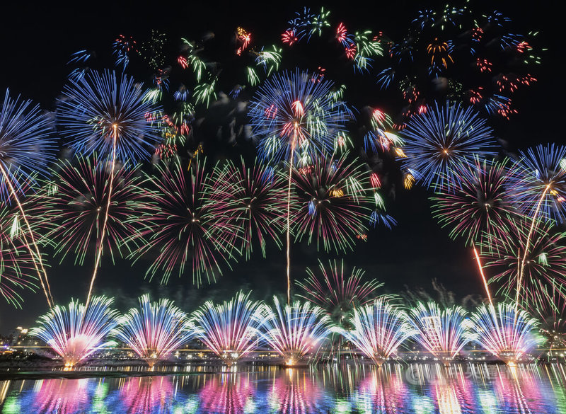 2026大稻埕夏日節15日晚間進行主題煙火與無人機展演壓軸場，璀璨煙花在夜空中接力綻放，將氣氛推向最高潮。中央社記者趙世勳攝　115年8月15日