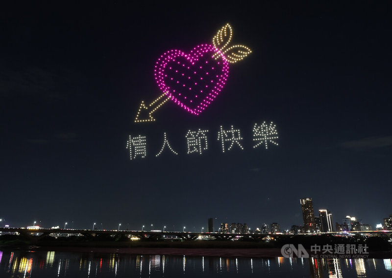 2026大稻埕夏日節15日晚間舉行壓軸場無人機燈光秀及主題煙火秀，適逢七夕情人節將至，無人機也特別排列出愛心與祝福字句。中央社記者趙世勳攝　115年8月15日