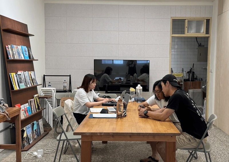 教育部15日發布新聞稿表示，透過「青聚點地方創生人才培育計畫」，在全台提供23處共享空間。以桃園市龜山區「微光生活設計室」為例，讓青年共同討論龜山街區行動計畫。（教育部提供）中央社記者陳至中台北傳真　115年8月15日