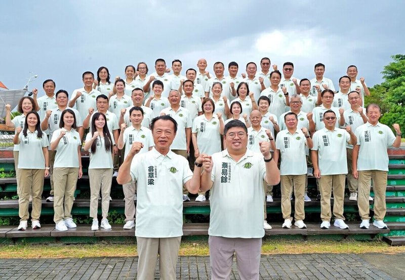 民主進步黨嘉義縣長參選人蔡易餘（前右）15日領軍「活力團隊」拍形象宣傳片，以「嘉義黃金十年，經濟活力沖天」為號召。前左為嘉義縣長翁章梁。（蔡易餘團隊提供）中央社記者黃國芳傳真　115年8月15日