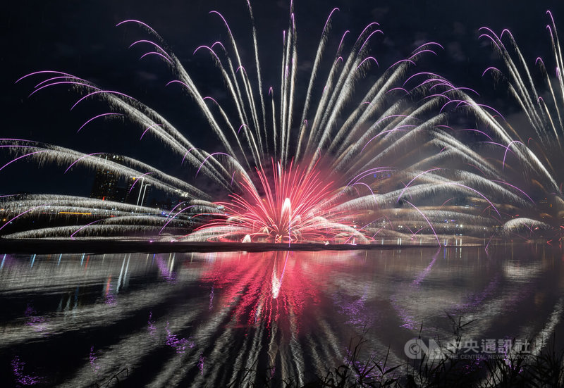 2026大稻埕夏日節迎來尾聲，15日晚間進行無人機燈光秀與主題煙火秀最終場，絢爛煙火點亮夜空，吸引民眾目光，也令台北越夜越美麗。中央社記者趙世勳攝　115年8月15日