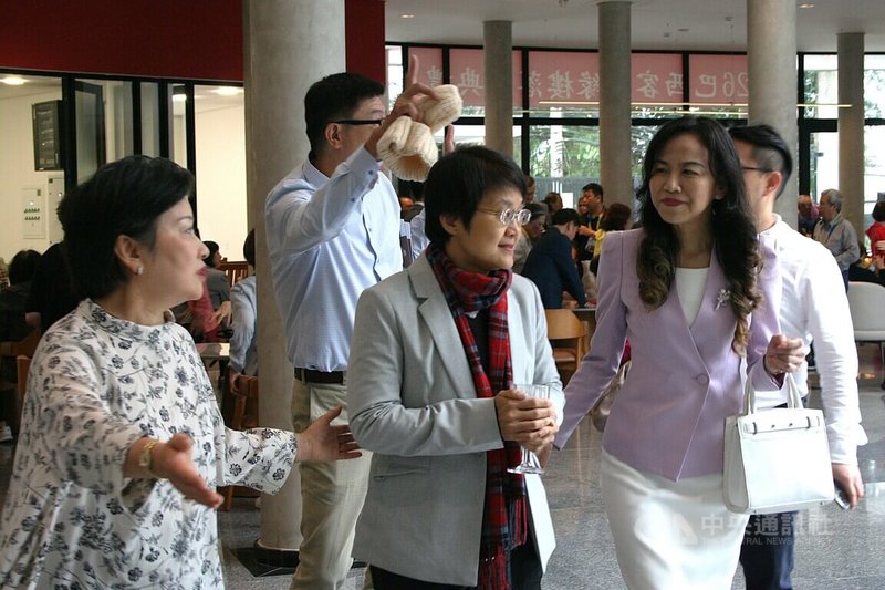 客委會主委古秀妃（前排中）與駐聖保羅辦事處處長朱怡靜（前排右）等貴賓參觀緣樓內部設施。緣樓未來將作為僑胞節慶聚會與文化傳承的核心基地，凝聚海外客家向心力。中央社記者唐雅陵聖保羅攝　115年8月15日