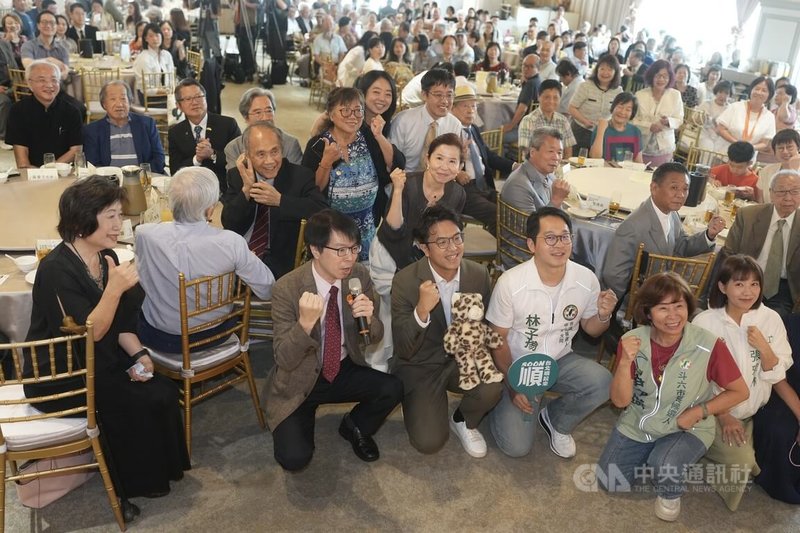 彭明敏教授紀念感恩餐會15日中午在台北一家宴席餐廳舉行，財團法人彭明敏文教基金會董事長楊黃美幸（前左）等人在用餐前與賓客合影留念。中央社記者徐肇昌攝　115年8月15日