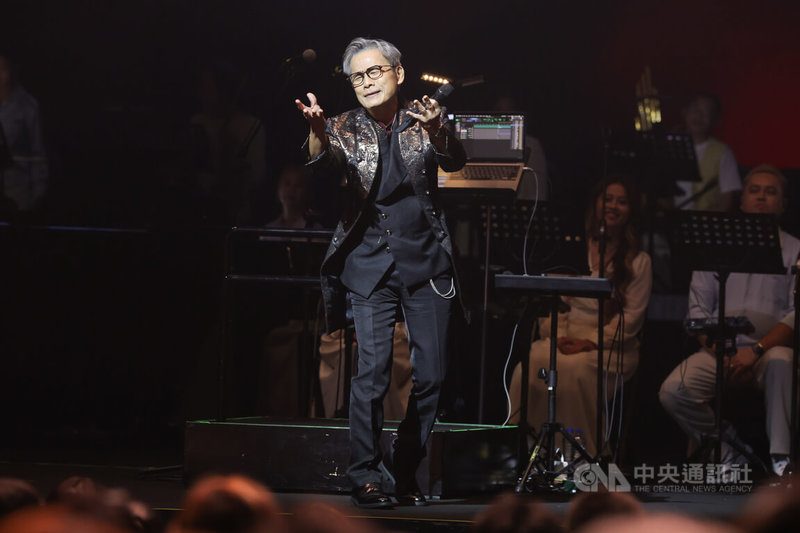 歌手羅大佑（圖）15日在台北流行音樂中心舉辦「所以明天會更好」春龍交響宴演唱會，開場演出讓台下觀眾熱烈歡呼，羅大佑也以飛吻回應感謝。中央社記者裴禛攝　115年8月15日
