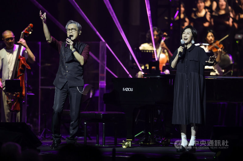 華語流行音樂教父羅大佑（前左）15日在台北流行音樂中心開唱，改編「台灣歌謠之父」鄧雨賢多首經典歌曲，特別請來音樂人黃韻玲（前右）及合唱團一同合唱「望春風」。中央社記者裴禛攝　115年8月15日