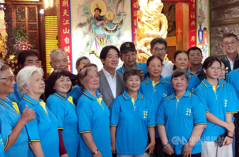 總統賴清德（中排灰西裝）15日前往雲林縣古坑鄉「靈台山建德寺地母廟」參香祈福，並親切與志工合影。中央社記者黃國芳攝　115年8月15日