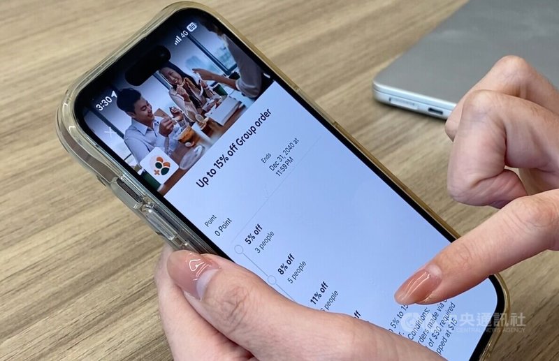 Grab商家產品行銷負責人林硯表示，Grab App可透過單一平台完成交通、美食、採買與支付，配合折扣與團購機制讓日常消費更省時。中央社記者吳昇鴻新加坡攝　115年8月15日