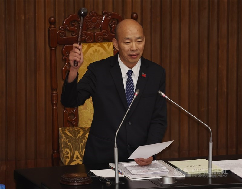 圖為立法院長韓國瑜14日敲槌三讀通過115年度總預算。（中央社檔案照片）