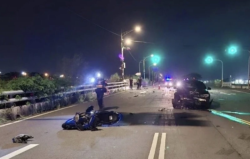 彰化鹿港鎮發生機車撞自小客車車禍，游男騎機車行經鹿港鎮南勢巷時，在路口撞上吳男駕駛的自小客車，因撞擊力道大，游男被撞飛10多公尺，醫院15日指出，游男仍陷入昏迷。（警方提供）中央社記者吳哲豪傳真 115年8月15日
