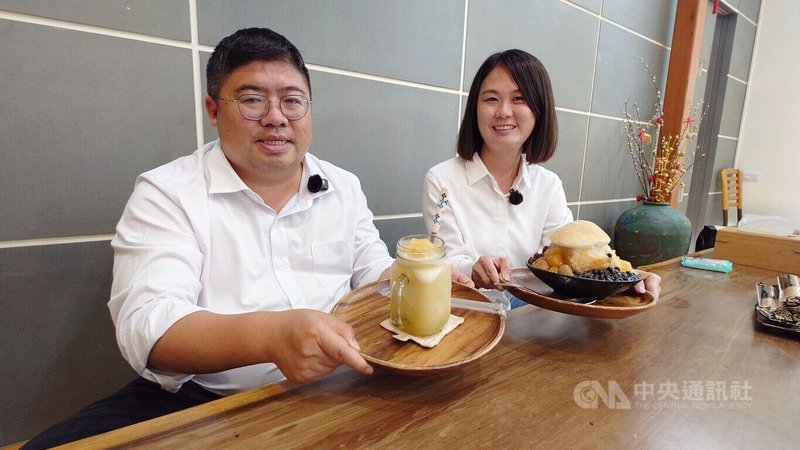 民進黨提名嘉義縣長參選人立委蔡易餘（左）說，他喜歡吃冰來消暑，又能補充水分、體力，還能幫店家宣傳。中央社記者蔡智明攝 115年8月15日