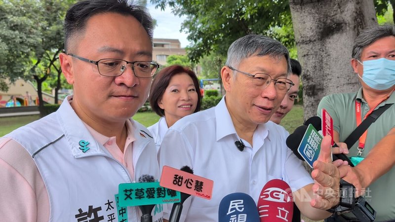前台灣民眾黨主席柯文哲(左2)15日接受媒體聯訪表示,政黨還是自主性與主體性,至少截至目前,「藍白合」還是趨勢,但不可能每件事意見都一致。中央社記者蘇木春攝 115年8月15日