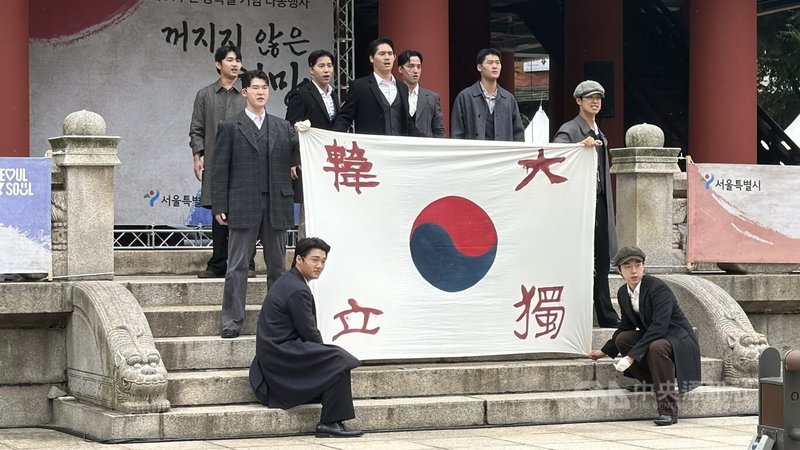 韓國15日迎來光復第81週年，首爾市在普信閣舉辦敲鐘活動，還邀請西京大學音樂劇系學生在現場演出，重現獨立烈士相關場景。中央社記者楊啟芳首爾攝 115年8月15日