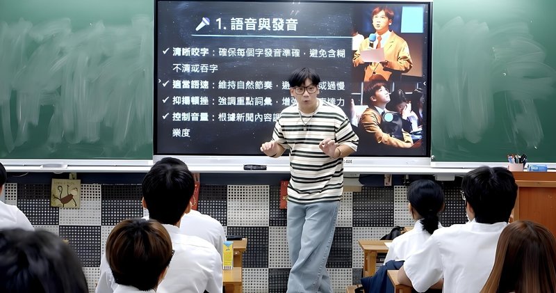 教育部15日公布最新一期教育家人物典範，淡水商工公民與社會科教師鄭煒儒（中）長期關懷弱勢學生，透過課後輔導與陪伴，協助建立穩定學習的習慣與生活規律。（教育部提供）中央社記者陳至中台北傳真　115年8月15日