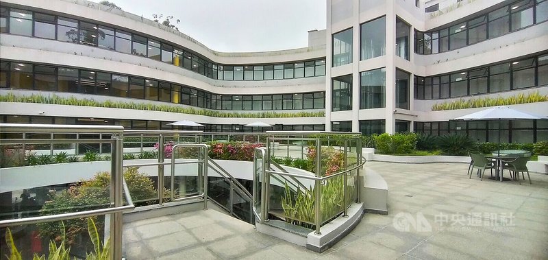 「客家緣樓」內部規劃122間採光與通風極佳的適老套房，全棟採用雙層隔音玻璃隔絕外界喧囂，為當地與台灣長者提供舒適、尊嚴且安全的樂活養生空間。中央社記者唐雅陵聖保羅攝　115年8月15日