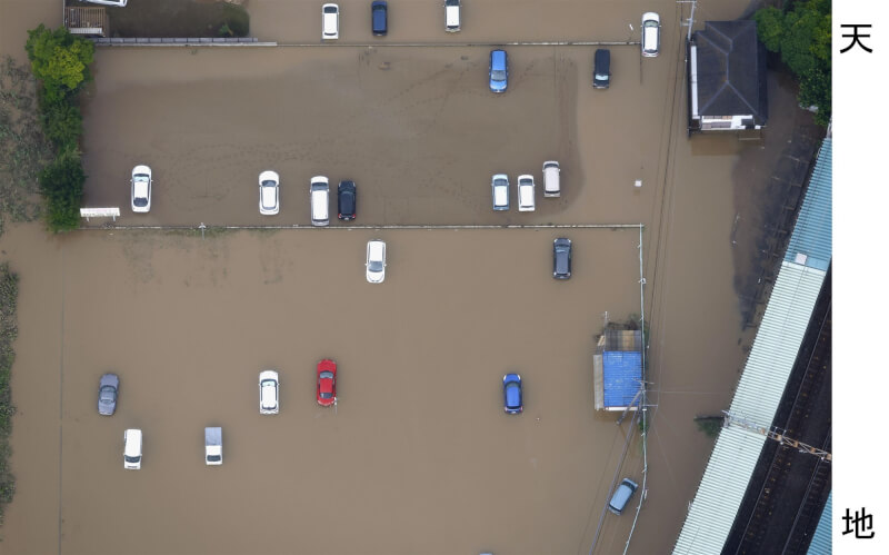 日本千葉縣豪雨成災，14日一處停車場淹水，多輛車輛泡在水中。（共同社）