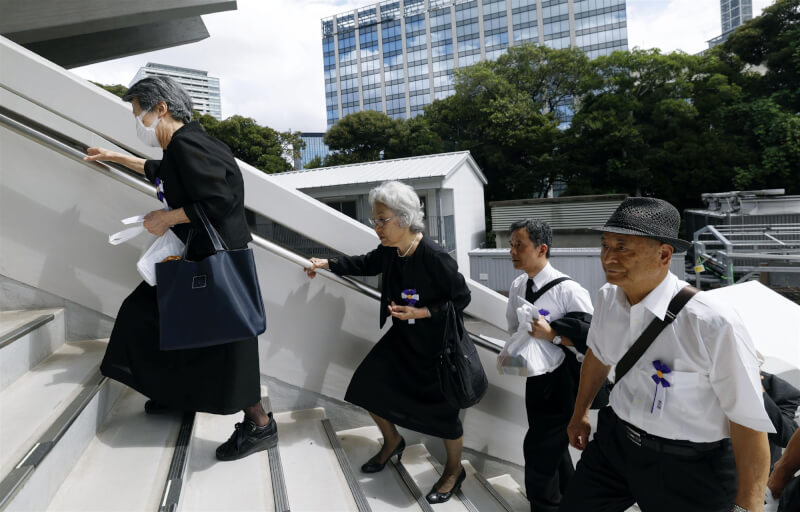 圖為15日前往日本武道館參加「全國戰歿者追悼儀式」的與會者。（共同社）