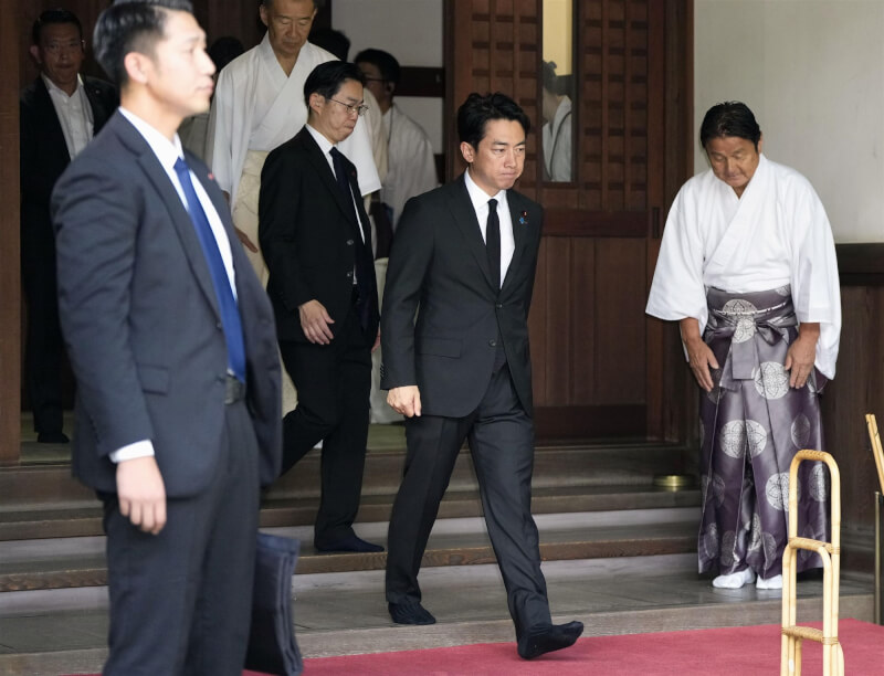 日本防衛大臣小泉進次郎（中）15日赴靖國神社參拜。（共同社）
