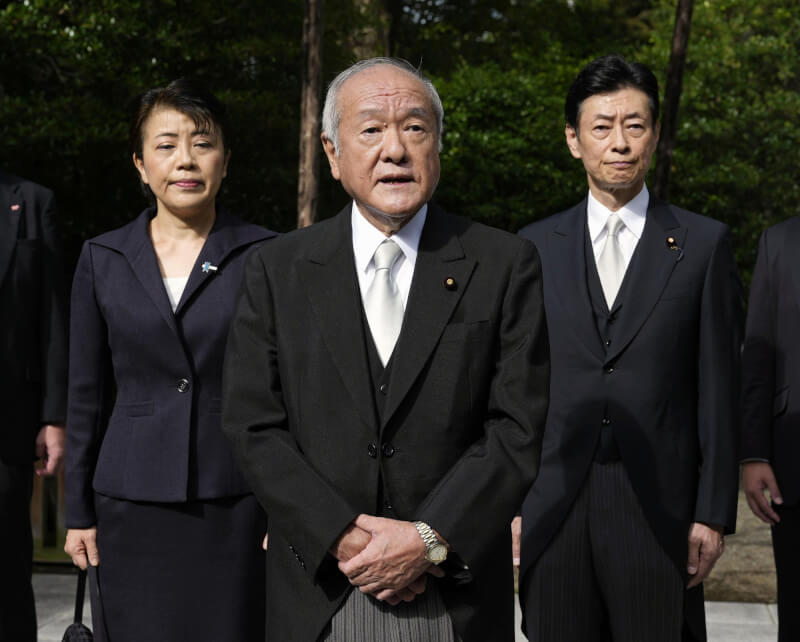 日本自民黨幹事長鈴木俊一（中）、總務會長有村治子（左）、選舉對策委員長西村康稔（右）15日一同參拜靖國神社。（共同社）