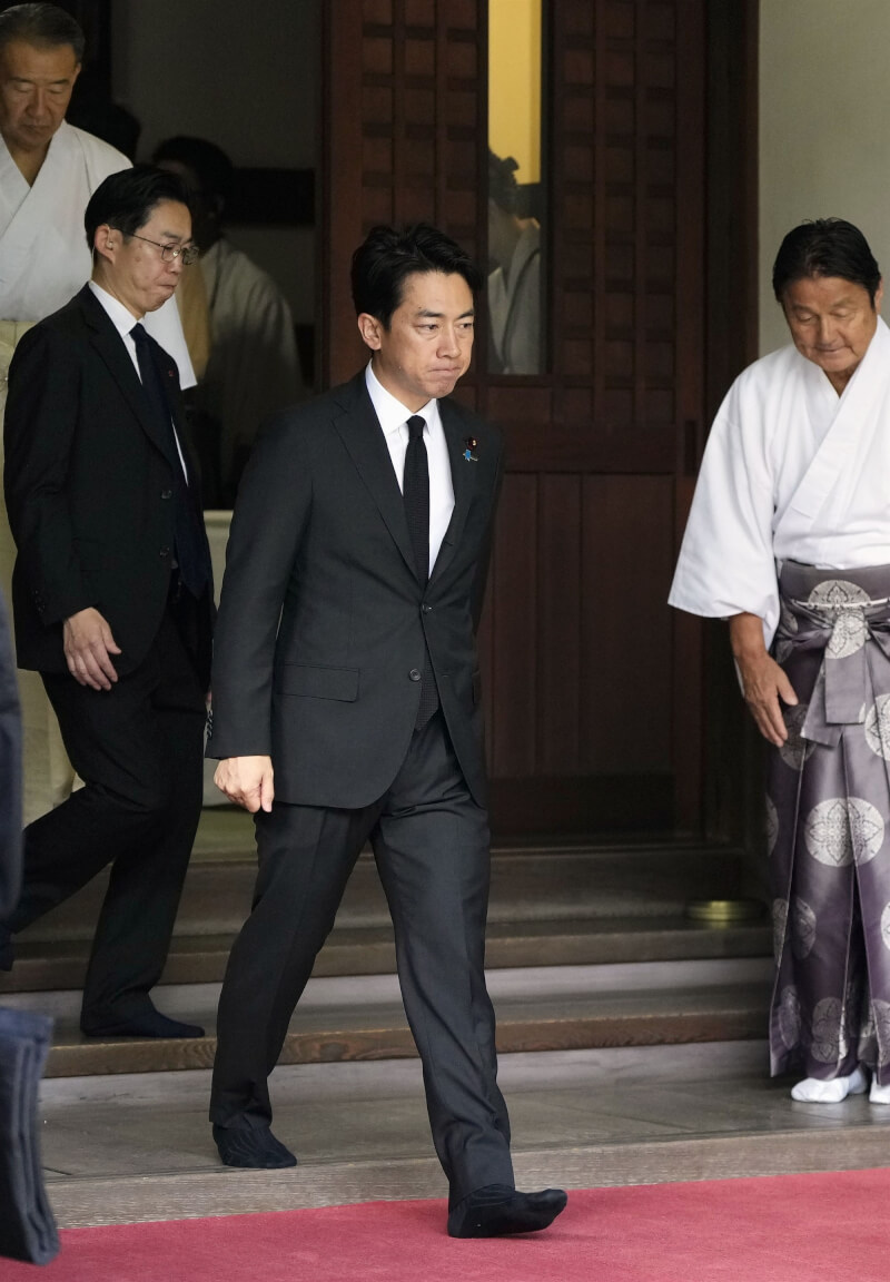 日本防衛大臣小泉進次郎（前）15日首度以高市早苗內閣成員的身分赴靖國神社參拜。韓國外交部回應對「日本領導階層反覆做出遺忘歷史、與時代脫節的行為，深感遺憾與痛心」。（共同社）
