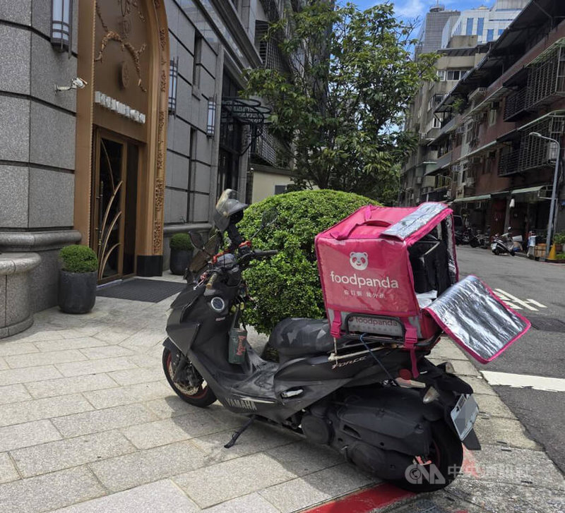 外送專法上路後，外送員勞動保障更完整，但新增的營運成本勢必在平台、店家、消費者之間重新分配。中央社記者江明晏攝　115年8月15日