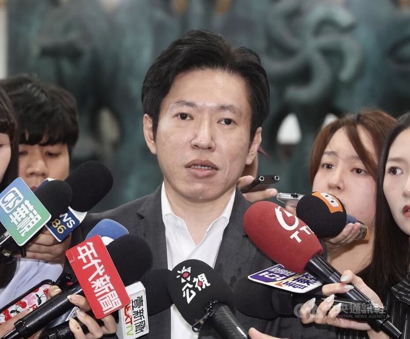 立法院會通過經濟部及行政院各部會編列的無人載具預算，行政院秘書長張惇涵（中）15日表示，在野黨先提案刪除，然後收回後說是他們的功勞，這就是自導自演，並強調若支持國軍，就應支持行政院「國防自主無人載具採購特別條例」草案。中央社記者張皓安攝　115年8月15日