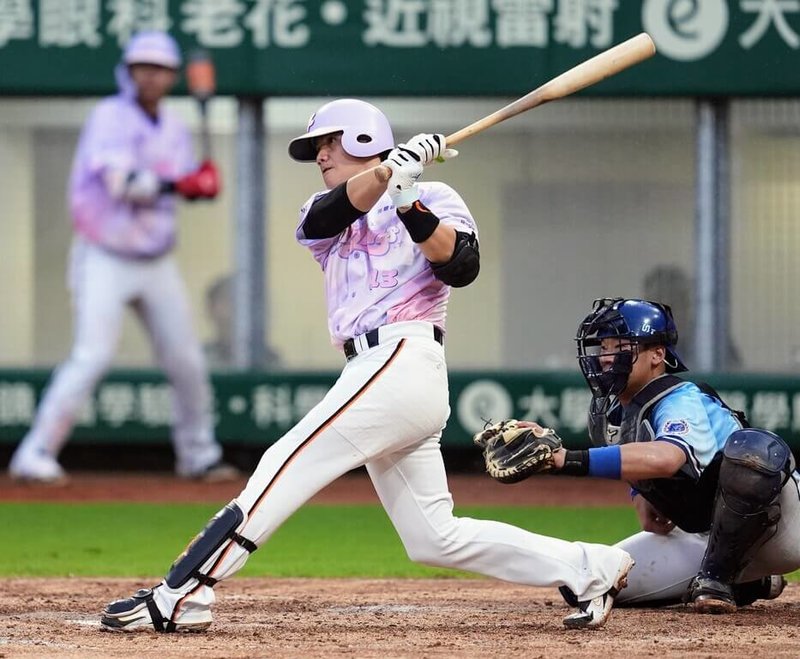 中職統一7-ELEVEn獅隊43歲好手陳鏞基（中）15日先發出賽，單場2安貢獻3分打點，適時一擊帶起球隊士氣，率隊以12比1擊敗富邦悍將隊。（統一獅提供）中央社記者謝靜雯傳真　115年8月15日