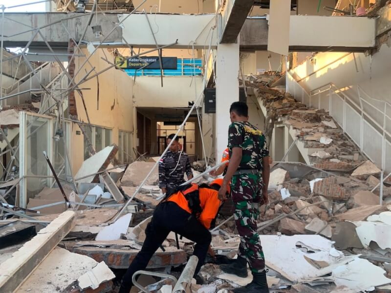 印尼外海15日發生規模7.7強震，地震後搜救人員檢查一棟受損的建築物。（Indonesian Search and Rescue Agency (Basarnas)/Handout via 路透社）