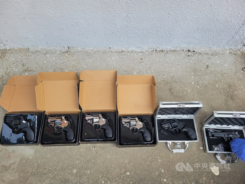 一名4旬藍領工人何男網購特定槍枝改造，並藏匿於台中住家後方香蕉園內，日前遭北市警方查獲，依法送辦。（翻攝照片）中央社記者黃麗芸傳真 115年8月16日