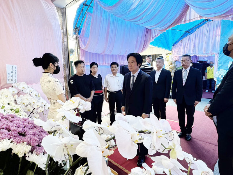 總統賴清德(中)16日前往弔唁台中市議員楊典忠太太喻梅芝,表彰喻梅芝長年投入公職、服務地方,秉持公而忘私精神。(楊典忠服務處提供)中央社記者趙麗妍傳真 115年8月16日