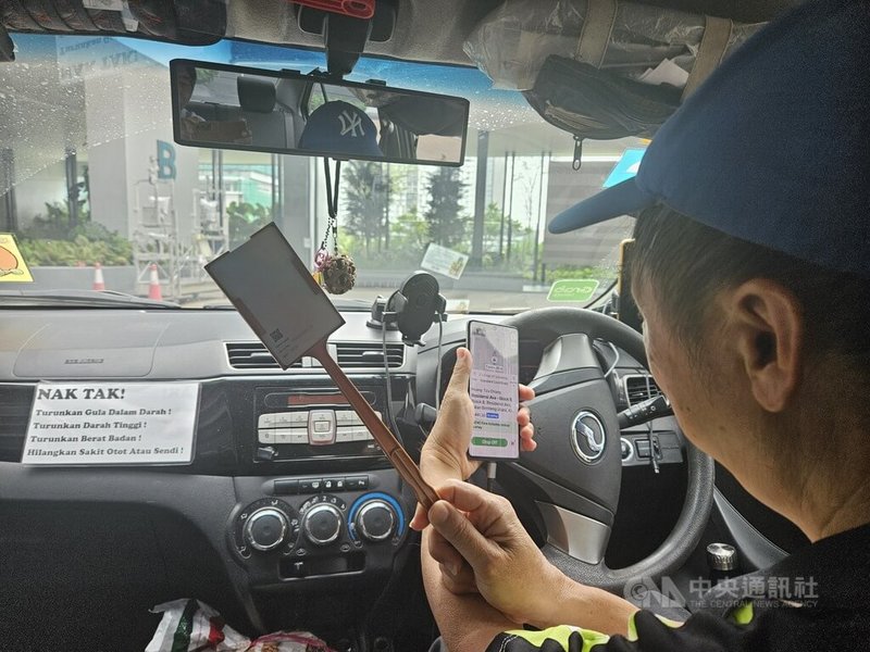 一名吉隆坡Grab駕駛展示車上常備的伸縮桿，只要將Touch 
