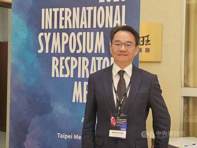 萬芳醫院院長李岡遠（圖）16日表示，慢性阻塞性肺病（COPD）在台灣位居10大死因第8名，在40歲以上人口裡，約每10人就有1人可能罹病，呼籲政府將COPD篩檢納入公費。中央社記者陳婕翎攝　115年8月16日