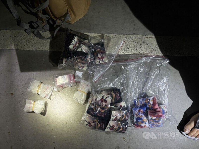 台北市警察局刑事警察大隊16日表示，日前溯源追查毒品案，查知桃園袁男和吳男長期販毒且擁槍自重，經長期蒐證後攻堅，人贓並獲送辦，圖為毒咖啡包證物。（翻攝照片）中央社記者黃麗芸傳真 115年8月16日