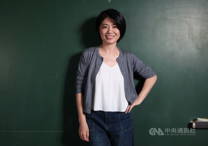 導演嚴藝文（圖）執導「欠妳的那場婚禮」，她坦言跟新演員合作壓力大，也怕給對方壓力，認為戲劇得導演和演員一起創作。中央社記者張新偉攝　115年8月16日