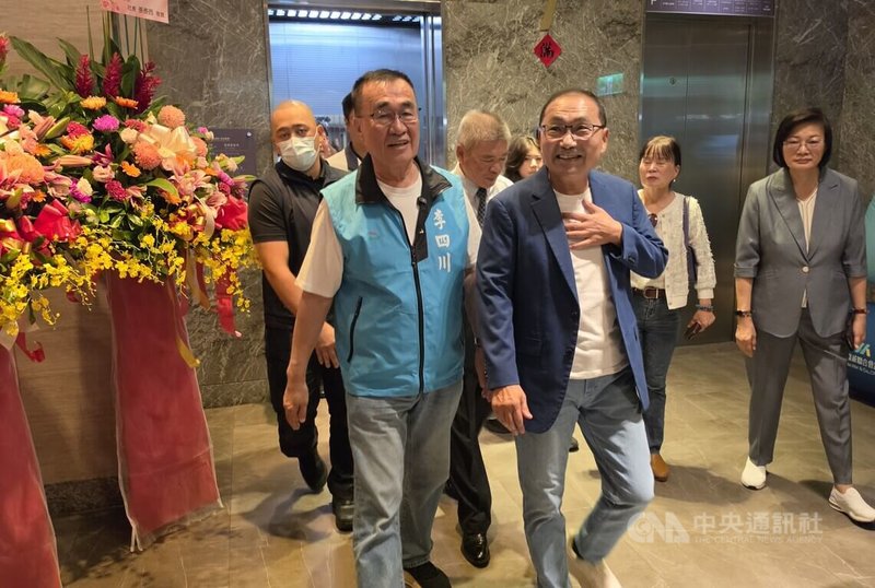 新北市長選舉增溫，市長侯友宜（前右）16日與國民黨參選人李四川（前左）出席活動，呼籲市民朋友全力支持李四川，接棒推動新北市政發展。中央社記者王鴻國攝　115年8月16日