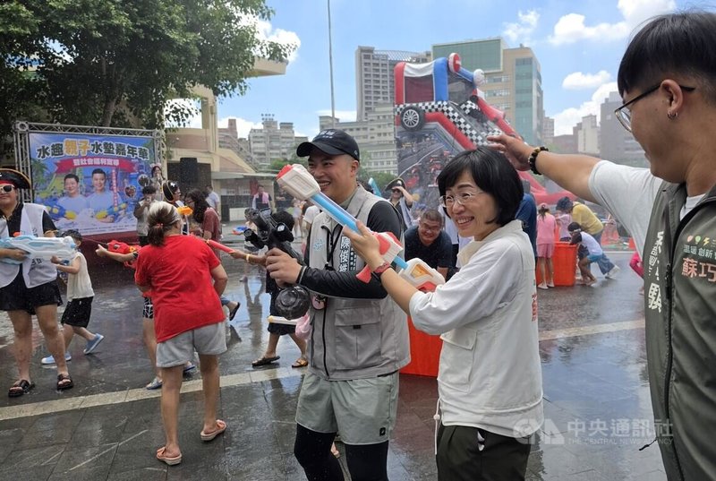 新北市長選舉增溫，民進黨參選人蘇巧慧（右2）16日前往三重區參與「水趣親子水墊嘉年華」活動，與大小朋友玩成一片，爭取親子票源。中央社記者王鴻國攝　115年8月16日