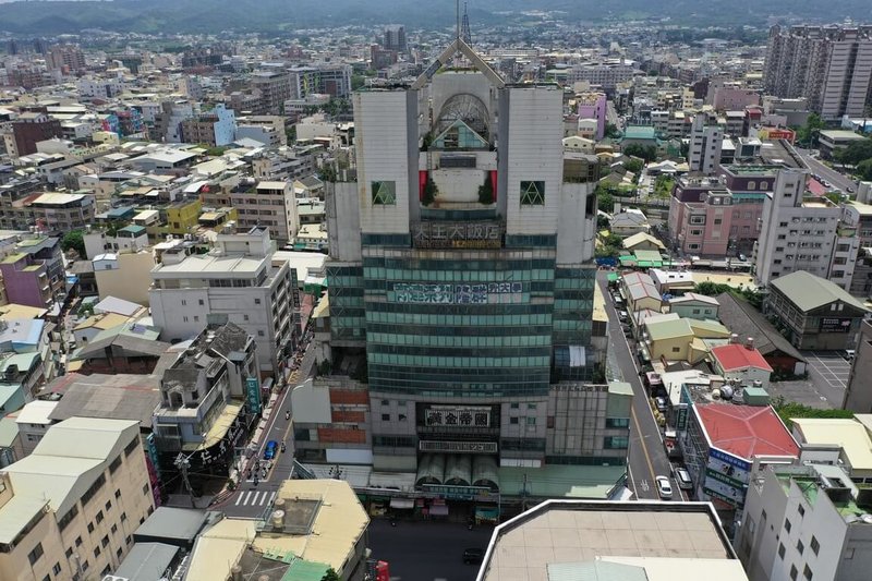 彰化縣政府黃金帝國公辦都更案16日起公開招商；縣府指出，都更案位在員林火車站對面，屬核心蛋黃區，土地使用分區為第二種商業區，招商期間自即日起至115年10月30日止，照片為拆除前的黃金帝國大樓。（縣府提供）中央社記者吳哲豪傳真  115年8月16日