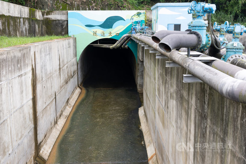 阿姆坪防淤隧道工程結合抽泥與水力沖淤，可減少水庫中游淤積。圖為隧道出口，一旁的管線為輸泥管。中央社記者謝佳璋桃園攝 115年8月16日