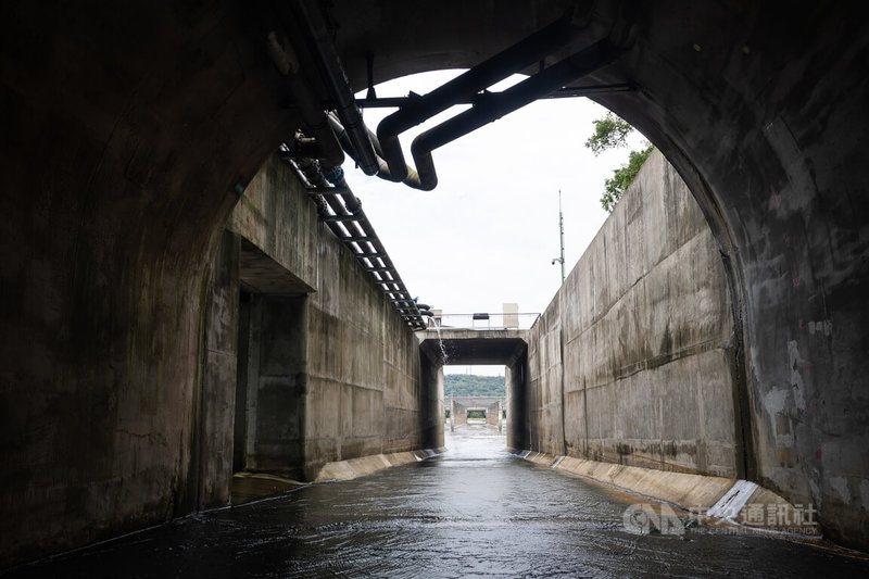 石門水庫阿姆坪防淤隧道可作為輸泥管道、沖淤通道、運輸便道,可補足水庫高水位時無法陸挖、水力排砂沖淤數量,是讓石門水庫延長壽命的重要工程。圖為隧道出口。中央社記者謝佳璋桃園攝 115年8月16日