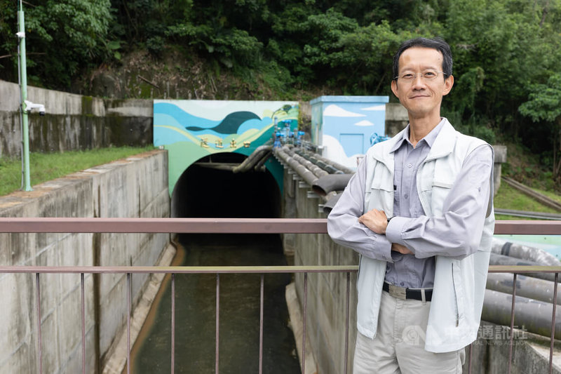 北區水資源分署副分署長曾國柱介紹，阿姆坪防淤隧道屬多功能防淤隧道，隧道上方的輸泥管可將泥漿送至下游的沖淤池存放，待排洪時沖至下游大漢溪；低水位期間，可轉換為供卡車與砂石車通行的專用便道，提升陸挖清淤運輸效率。中央社記者謝佳璋桃園攝 115年8月16日