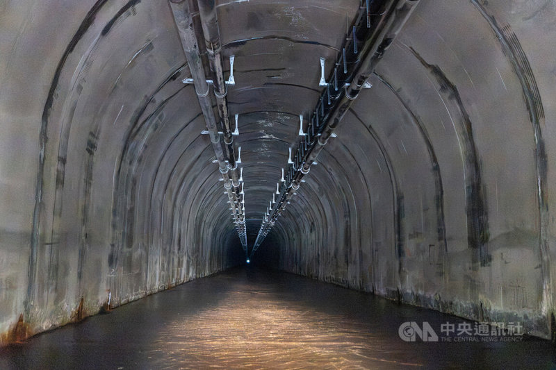 石門水庫阿姆坪防淤隧道結合輸泥管與水力沖淤，可減少水庫中游淤積。圖為隧道內，上方管道為輸泥管。中央社記者謝佳璋桃園攝 115年8月16日