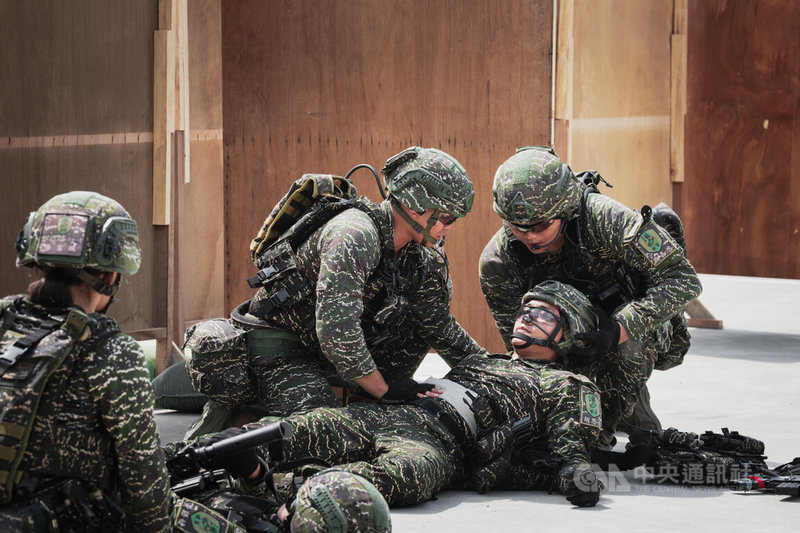 海軍陸戰隊歷時4年研改新式戰鬥背心，其快拆的扣具讓官兵在執行TCCC戰傷救護時（圖）能在短短2秒內卸除，強化救護效率。中央社記者游凱翔攝 115年8月16日
