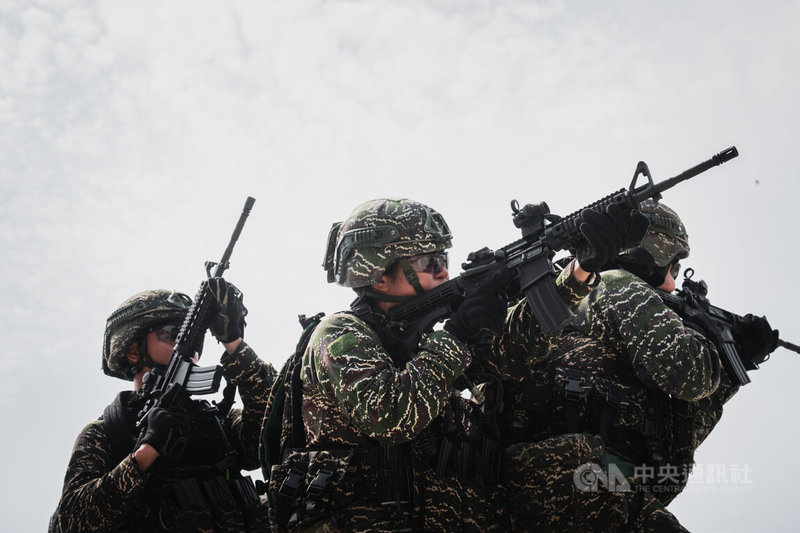 海軍陸戰隊歷時4年研改新式戰鬥背心，其設計更貼合軀幹、導入人因工程，讓官兵執行戰術動作時更順暢。中央社記者游凱翔攝 115年8月16日